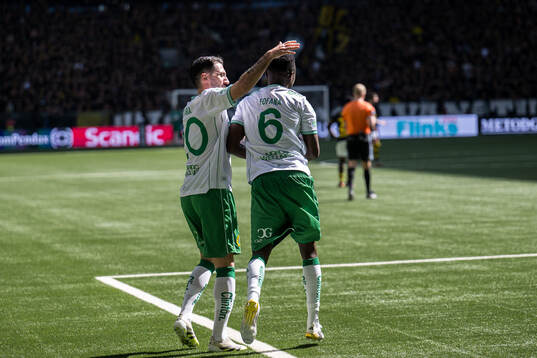 Hammarbys Nahir Besara och Ibrahima Breze Fofana jublar