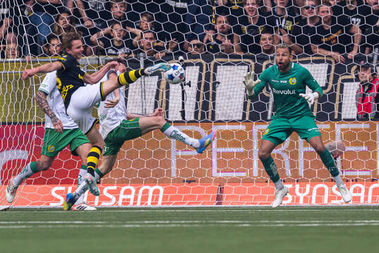 AIKs Johan Hove gör 1-1 bakom Hammarbys målvakt Warner