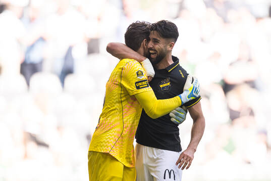 AIKs målvakt Kristoffer Nordfeldt och Ahmad Faqa jublar