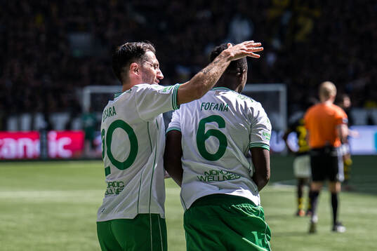 Hammarbys Ibrahima Breze Fofana jublar med Nahir Besara