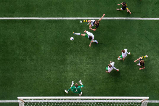 AIKs Johan Hove gör 1-1 bakom Hammarbys Noah Persson och