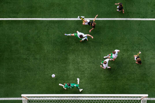 AIKs Johan Hove gör 1-1 bakom Hammarbys Noah Persson och