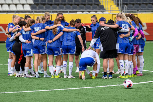 IFK Norrköpings spelare och ledare samlas