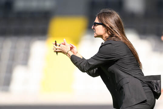Häckens tränare Elena Sadiku jublar