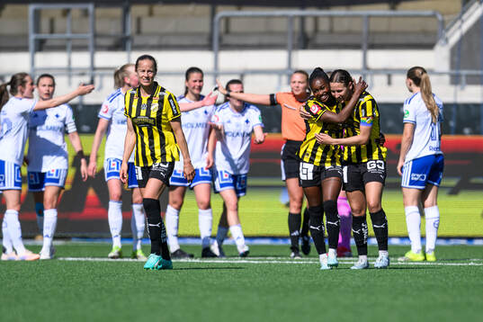 Häckens Monica Jusu Bah och Tabitha Michelle Tindell jublar