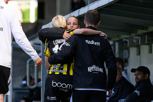 Häckens Lisa Löwing har ont och tröstas av Anna Anvegård