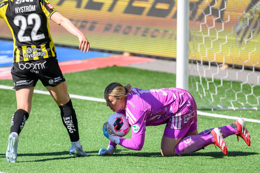 Häckens Paulina Nyström  och IFK Norrköpings målvakt