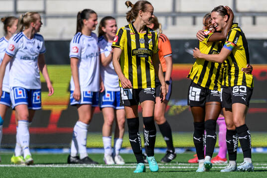 Häckens Aivi Luik , Monica Jusu Bah  och målskytt Tabitha
