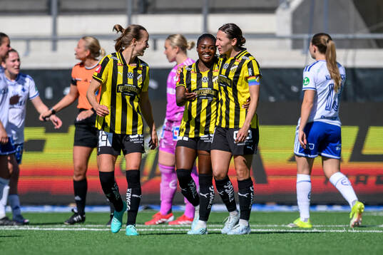 Häckens Aivi Luik , Monica Jusu Bah  och målskytt Tabitha
