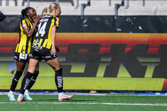 Häckens  Monica Jusu Bah  och Tilde Karlsson jublar