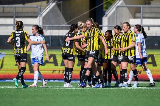 Häckens spelare jublar med målskytt Tabitha Michelle