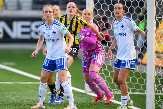 Häckens Thelma Pálmadottir och IFK Norrköpings målvakt