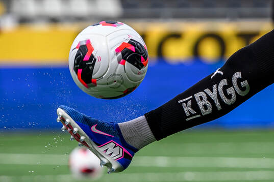 En fotboll samt Häckens Felicia Schröders fot