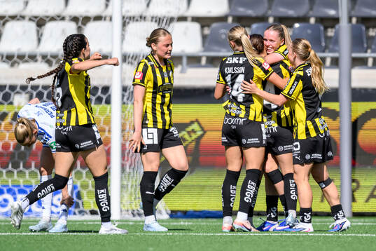 Häckens målskytt Thelma Pálmadottir jublar