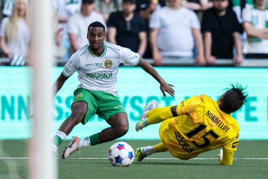 Hammarbys Paulos Abraham och AIKs målvakt Kristoffer
