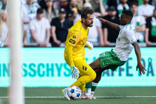 Hammarbys Paulos Abraham och AIKs målvakt Kristoffer