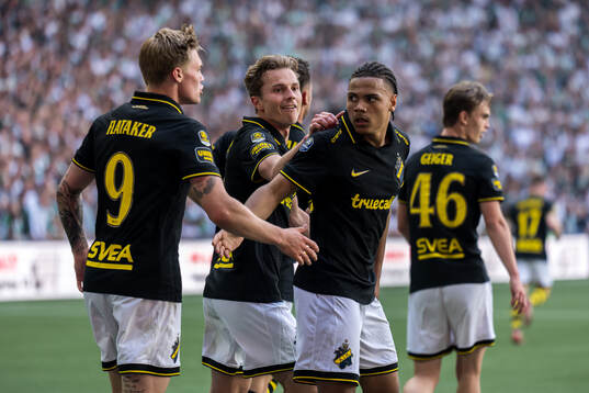 AIKs Johan Hove jublar