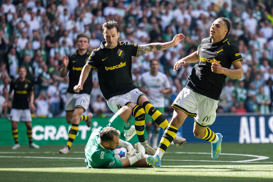 Hammarbys målvakt Warner Hahn och AIKs Bersant Celina