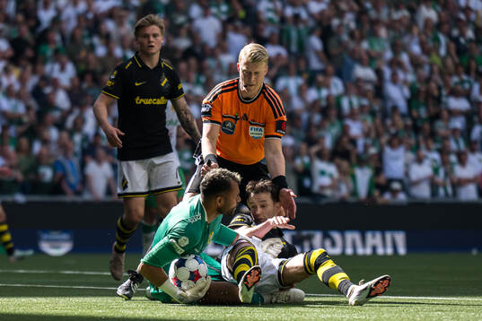 Hammarbys målvakt Warner Hahn och AIKs Bersant Celina