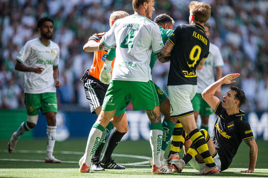 Hammarbys målvakt Warner Hahn och AIKs Bersant Celina