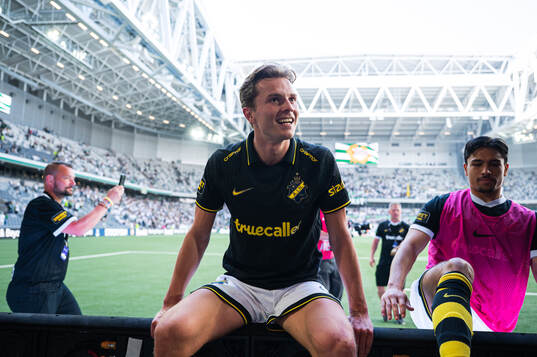 AIKs Johan Hove jublar