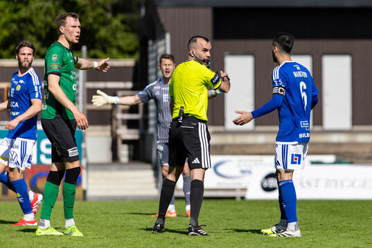 Domare Rambod Beigi blåser straff