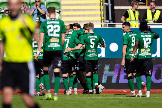 Varbergs Isak Valentin Vidjeskog jublar med laget