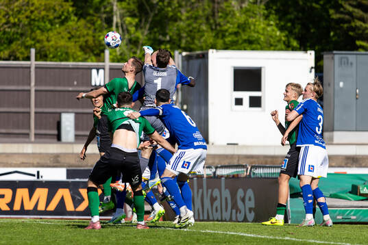 Varbergs Niklas Dahlström och GIF Sundsvalls målvakt