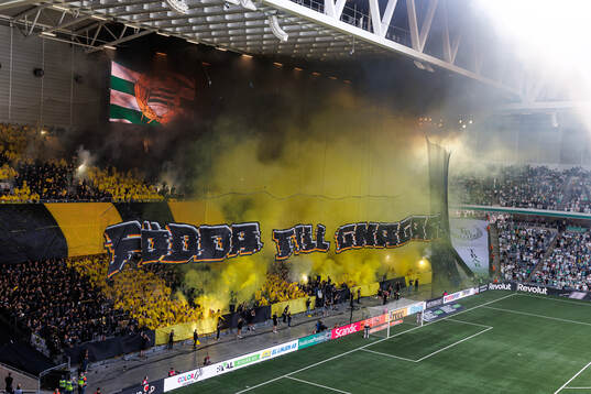 AIKs supportrar med ett tifo