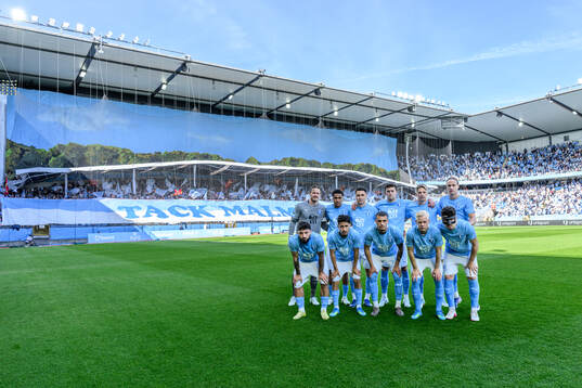 Malmö FFs startelva framför ett tifo