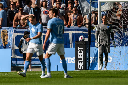 Malmö FFs målvakt Johan Dahlin deppar