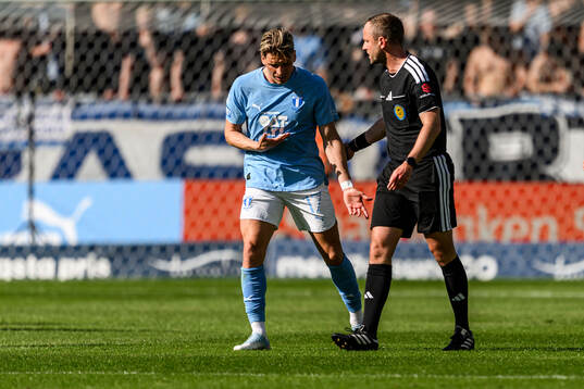 Malmö FFs Jens Stryger Larsen och Domare Richard Sundell