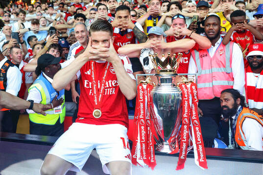 Viktor Gyökeres of Arsenal celebrates with the trophy for