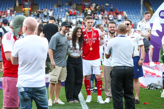 Viktor Gyökeres of Arsenal celebrates with the trophy for
