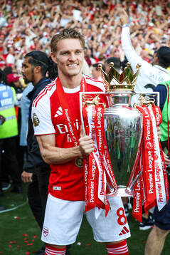 Martin Ødegaard of Arsenal celebrates with the trophy for