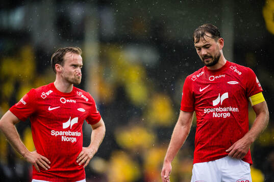 Bård Finne and Fredrik Pallesen Knudsen of Brann looks
