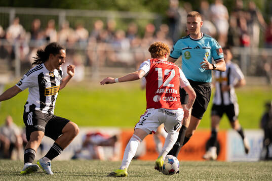 Landskronas Andre Alvarez Perez och Sandvikens Alan Carleton