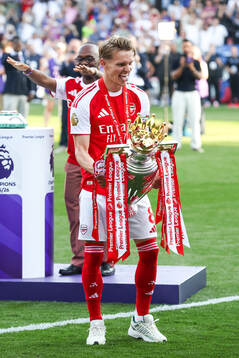 Martin Ødegaard of Arsenal celebrates with the trophy for