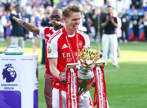 Martin Ødegaard of Arsenal celebrates with the trophy for