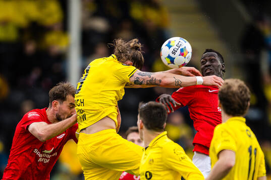 Kasper Høgh of Bodø/Glimt and Cheikh Mbacke Diop of Brann