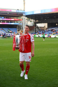 Viktor Gyökeres of Arsenal celebrates with the trophy for