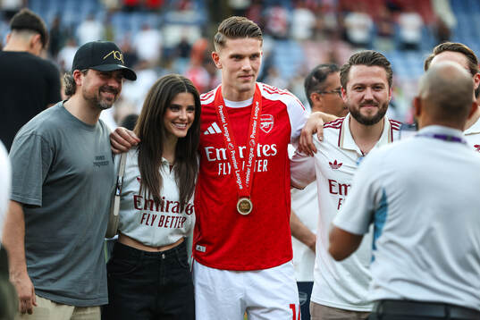 Viktor Gyökeres of Arsenal celebrates with the trophy for