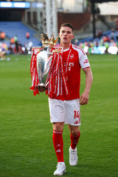 Viktor Gyökeres of Arsenal celebrates with the trophy for