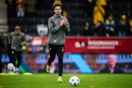 Håkon Evjen of Bodø/Glimt warms up