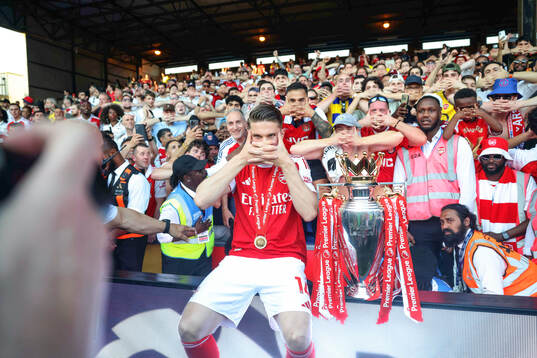 Viktor Gyökeres of Arsenal celebrates with the trophy for