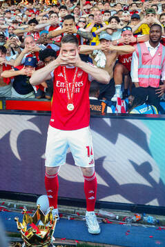 Viktor Gyökeres of Arsenal celebrates with the trophy for