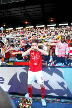 Viktor Gyökeres of Arsenal celebrates with the trophy for
