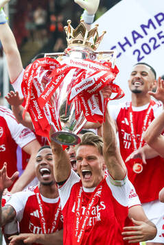 Martin Ødegaard of Arsenal celebrates with the trophy for