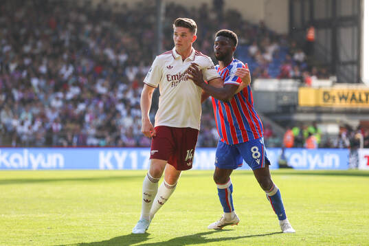 Viktor Gyökeres of Arsenal and Jefferson Lerma of Crystal
