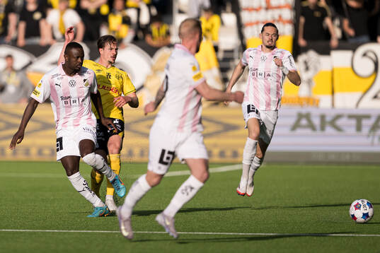 Häckens Brice Wembangomo och Elfsborgs Simon Olsson